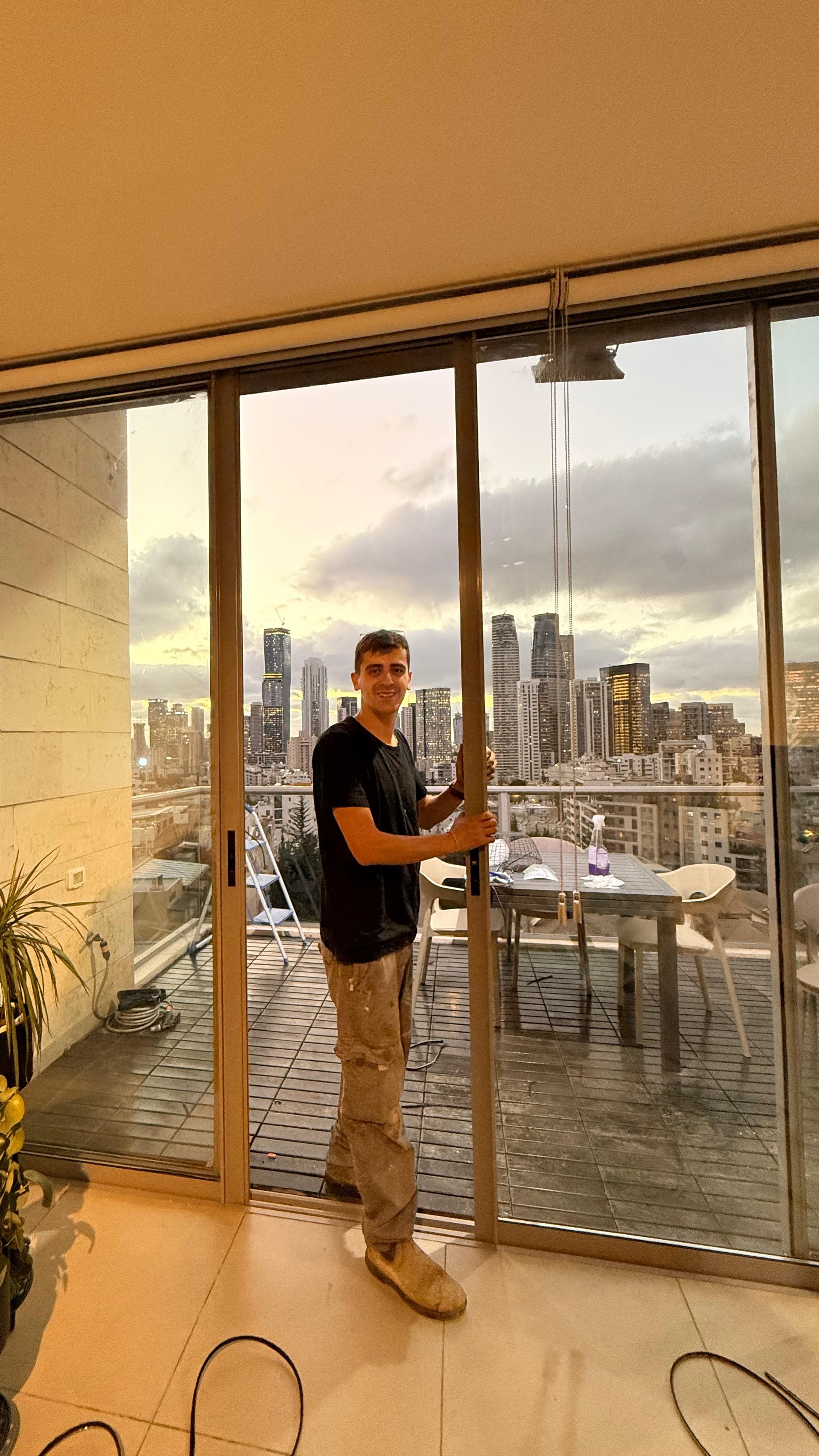 חיים ביטון - מומחה מקצועי לתיקון והתקנת חלונות ותריסים עם למעלה מ-10 שנות ניסיון